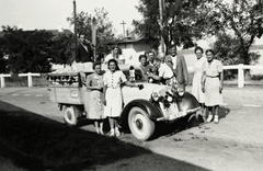 Magyarország, Gönyű, Kossuth Lajos utca a Postakocsi fogadónál., 1942, Jáki László, csoportkép, automobil, rendszám, Fortepan #85368