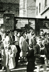 Magyarország, Budapest VII., Bajza utca a Damjanich utca és a Városligeti (Gorkij) fasor között, május 1-i felvonulók., 1964, Jáki László, plakát, felvonulás, május 1, Budapest, Fortepan #85387