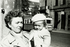 Magyarország, Budapest II., Frankel Leó út a Margit körút (Mártirok útja) és a Vidra utca között., 1964, Jáki László, villamos, gyerek, anya, Patyolat Vállalat, Budapest, kézben tartani, Fortepan #85388