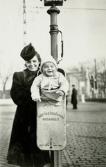 Magyarország, Budapest X., Sírkert út a Kozma utcánál az Új Köztemető felé nézve., 1943, Jáki László, kalap, kisfiú, csecsemő, sapka, kettős portré, gyerek, hölgy, kabát, szemetes, Budapest, Fortepan #85391