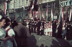 Románia,Erdély, Marosvásárhely, Rózsák tere (Piata Trandafirilor, ekkor Széchenyi tér), ünneplők a Bolyai utca sarkánál álló ház előtt a magyar csapatok bevonulása idején. A felvétel 1940. szeptember 10-én készült., 1940, Fortepan, területgyarapodás, színes, zászló, Fortepan #8542