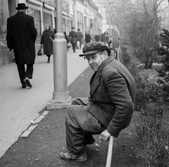 Hungary, Kiskunfélegyháza, Kossuth Lajos utca páratlan oldala a Szent János (Szabadság) tér felé nézve, a háttérben a Városháza., 1969, Erdei Katalin, street view, genre painting, man, sitting on a handrail, Fortepan #85425