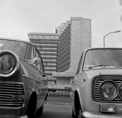 Magyarország, Budapest V., a Hotel Duna Intercontinental parkolója., 1974, Erdei Katalin, Opel-márka, kandeláber, szálloda, automobil, Fiat 124, Opel Rekord P2, Budapest, Fortepan #85437