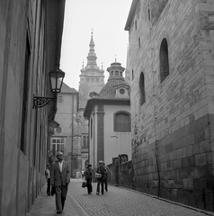 Csehország, Prága, Hradzsin, Jiřská ulice, háttérben a Szent Vitus-székesegyház tornya., 1974, Erdei Katalin, Csehszlovákia, utcakép, Fortepan #85440