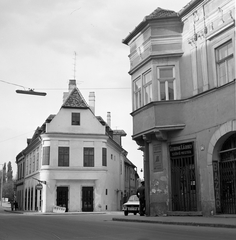 Magyarország, Győr, Jedlik Ányos utca, szemben a Kreszta-ház, jobbra a Káposztás köz torkolata., 1977, Erdei Katalin, Dacia-márka, neon lámpa, zárterkély, Fortepan #85442