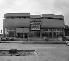 Magyarország, Sárospatak, Rákóczi út, Bodrog Áruház., 1980, Erdei Katalin, kerékpár, Fiat 131, bevásárlóközpont, Makovecz Imre-terv, Fortepan #85446