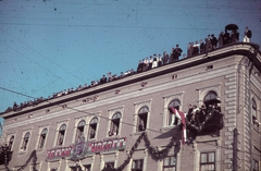 Románia,Erdély, Marosvásárhely, a Rózsák tere (Piata Trandafirilor, ekkor Széchenyi tér) - Bolyai utca sarkánál álló ház a magyar csapatok bevonulása idején. A felvétel 1940. szeptember 10-én készült., 1940, Fortepan, területgyarapodás, színes, ünnepség, címer, nemzeti jelkép, Fortepan #8545