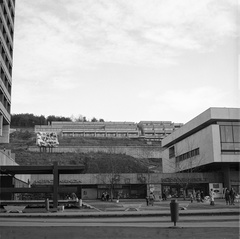 Magyarország, Salgótarján, Fő tér, jobbra a József Attila Művelődési Ház, balra a Karancs szálló. Háttérben az MSZMP oktatási épülete., 1974, Erdei Katalin, építészet, modern építészet, Szrogh György-terv, Fortepan #85471