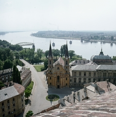 Magyarország, Esztergom, Víziváros, középen a Loyolai Szent Ignác-templom és a Prímási palota, háttérben a Mária Valéria híd maradványai., 1980, Erdei Katalin, színes, hídroncs, Duna-híd, Feketeházy János-terv, Fortepan #85474