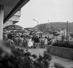 Magyarország, Budapest V., Dunakorzó, a Hotel Duna Intercontinental terasza, háttérben az Erzsébet híd és a Gellért-hegy., 1974, Erdei Katalin, vendéglátás, híd, szabadság, napernyő, emlékmű, szálloda, terasz, hegy, Cinzano-márka, Budapest, Duna-híd, Fortepan #85485