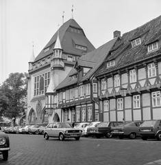 Németország, Celle, Bomann Múzeum a Stechbahn felől nézve, háttérben a Schlossplatz., 1975, Erdei Katalin, német gyártmány, Mercedes-márka, Volkswagen-márka, Audi-márka, automobil, NSZK, Volkswagen Bogár, Volkswagen Golf, Audi 50, Fortepan #85497