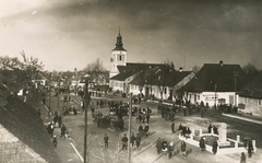 Ukrajna,Kárpátalja, Visk, a város főtere, szemben a római katolikus templom., 1939, Jurányi Attila, falu, templom, emlékmű, utcakép, életkép, népviselet, Fortepan #85525