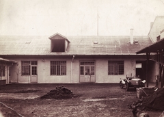 Magyarország, Budapest XIV., Tarján Antal üzletportál-készítő és asztalos műhelye az Egressy úton 1928 körül. Jobb oldalt látható Tarján Antal OM sportkocsija., 1928, Tarján Emmi, felirat, automobil, Budapest, Fortepan #85552