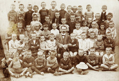 1909, Székesfehérvár Városi Képtár / Deák Gyűjtemény, class photo, cross-legged sitting, arms crossed over the chest, Fortepan #85567