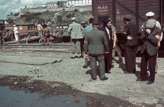 Szerbia, Újvidék, folyami kikötő, munkaszolgálatosok. Háttérben a péterváradi vár., 1941, Fortepan, holokauszt, MÁV, vasút, színes, csendőr, kikötő, zsidóság, antiszemitizmus, munkaszolgálatos, fasizmus, Fortepan #8558