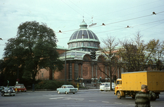 Dánia, Koppenhága, a Ny Carlsberg Glyptotek múzeum a H. C. Andersens Boulevard és a Ny Kongensgade sarkáról nézve., 1966, Lőw Miklós, színes, teherautó, utcakép, múzeum, reneszánsz, automobil, kupola, Vilhelm Dahlerup-terv, Fortepan #85586