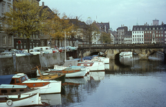 Dánia, Koppenhága, Frederiksholms Kanal, a csatorna felett a Marmorbroen., 1966, Lőw Miklós, színes, csónak, motorcsónak, Fortepan #85589