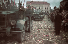 Románia,Erdély, Kézdivásárhely, Gábor Áron tér a magyar csapatok bevonulása idején, szemben a Malom utca. A felvétel 1940. szeptember 13-án készült., 1940, Fortepan, területgyarapodás, színes, teherautó, katonaság, Rába-márka, Rába 38M Botond, Fortepan #8559