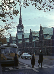 Dánia, Koppenhága, Börsgade, szemben a Tőzsde (Börsen) épülete, 1966, Lőw Miklós, színes, autóbusz, reneszánsz, automobil, ifj. Hans van Steenwinckel-terv, Lorenz van Steenwinckel-terv, gyalogátkelő, Fortepan #85593