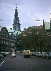 Dánia, Koppenhága, Slotsholmsgade, szemben a Christiansborg palota tornya, jobbra a Tőzsde (Börsen) épülete, 1966, Lőw Miklós, színes, Volkswagen-márka, Volkswagen Bogár, Tőzsde, Fortepan #85594