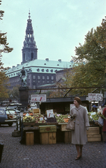 Dánia, Koppenhága, Højbro Plads, háttérben a Christiansborg palota., 1966, Lőw Miklós, színes, árcédula, szobor, palota, országház, lovas szobor, zöldséges, Elias David Häusser-terv, Christian Frederik Hansen-terv, Thorvald Jørgensen-terv, kerékpár, Fortepan #85599