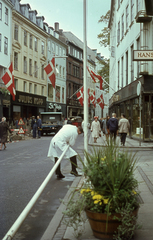 Dánia, Koppenhága, Amagertorv, jobbra a Niels Hemmingsens Gade torkolata., 1966, Lőw Miklós, színes, zászló, útjavítás, Fortepan #85602