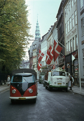 Dánia, Koppenhága, Amagertorv, háttérben a Nikolaj Kirke tornya., 1966, Lőw Miklós, színes, zászló, teherautó, Volkswagen-márka, Volkswagen Typ2, Volkswagen Transporter 1, Fortepan #85604