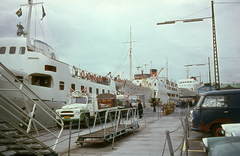 Dánia, Koppenhága, Havnepromenade., 1966, Lőw Miklós, hajó, színes, autóbusz, teherautó, kikötő, Rotna-hajó, Carlsberg-márka, Fortepan #85613