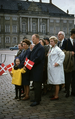 Dánia, Koppenhága, Amalienborg Slotsplads, háttérben IX. Keresztély palotája., 1966, Lőw Miklós, színes, zászló, palota, Nicolai Eigtved-terv, rokokó stílus, Fortepan #85618