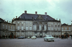 Dánia, Koppenhága, Amalienborg Slotsplads, VII. Keresztély palotája., 1966, Lőw Miklós, színes, palota, automobil, rendszám, Volvo Amazon, Nicolai Eigtved-terv, rokokó stílus, Fortepan #85619