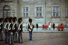 Dánia, Koppenhága, Amalienborg Slotsplads, örségváltás az Amalienborg palota előtt., 1966, Lőw Miklós, színes, palota, őrség, díszőrség, Nicolai Eigtved-terv, rokokó stílus, babakocsi, Fortepan #85621