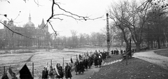 Magyarország, Városliget, Budapest XIV., háttérben Vajdahunyad vára. 1956. december 4-i Nőtüntetés., 1956, Nagy Gyula, kastély, forradalom, Alpár Ignác-terv, panorámakép, eklektikus építészet, Budapest, Fortepan #85716