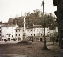 Olaszország, Gorizia, Piazza della Vittoria (Grosser Platz), háttérben a vár., 1915, Schmidt Albin, emlékmű, tér, vár, Fortepan #85998