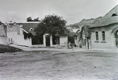 Magyarország, Tabán, Budapest I., Kereszt tér, balra a Holdvilág utca, szemben az Aranykacsa utca torkolata. Háttérben a budai Vár épületei., 1912, Schmidt Albin, utcakép, földút, kerítés, utcanévtábla, Budapest, Fortepan #86022