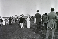 Magyarország, Budapest XIV., "városligeti" Lóversenytér a későbbi Népstadion helyén., 1912, Schmidt Albin, szórakozás, kalap, napernyő, fonott szék, nők, férfiak, kerítés, elegancia, sétabot, lóverseny, sokaság, girardi, Budapest, néző, Fortepan #86031