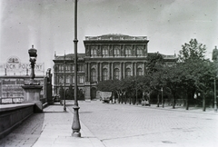 Magyarország, Budapest V., Széchenyi István (Ferenc József) tér, szemben a Magyar Tudományos Akadémia., 1912, Schmidt Albin, építészet, fasor, neoreneszánsz, lámpaoszlop, Magyar Tudományos Akadémia, hirdetmény, Budapest, utcai lámpa, Friedrich August Stüler-terv, Fortepan #86050