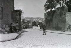 Hungary, Budapest I., Bécsi kapu tér, az 1896-ban elbontott várkapu helye., 1912, Schmidt Albin, pedestrian, street view, cop, picture, cobblestones, castle wall, Budapest, Fortepan #86052