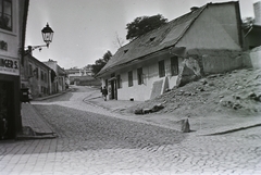 Hungary, Tabán, Budapest I., Kereszt utca az Aranykakas utcától a Kereszt tér felé nézve, jobbra az Avar vendéglő., 1912, Schmidt Albin, street view, cobblestones, Budapest, street lamp, Fortepan #86053