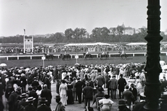 Magyarország, Budapest XIV., "városligeti" Lóversenytér a későbbi Népstadion helyén, nagyverseny előtti parádé. Háttérben a Magyar Állami Földtani Intézet látszik., 1912, Schmidt Albin, közönség, lovas, lóverseny, Budapest, Fortepan #86058