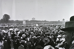 Magyarország, Budapest XIV., "városligeti" Lóversenytér, a későbbi Népstadion helyén, háttérben a Stefánia úton lévő víztorony látszik., 1912, Schmidt Albin, közönség, lóverseny, girardi, Budapest, Fortepan #86059