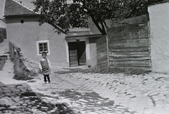 Hungary, Tabán, Budapest I., Hullám utca, szemben a Kőműves utca 15. számú ház., 1912, Schmidt Albin, gate, fence, cobblestones, kid, Budapest, Fortepan #86065