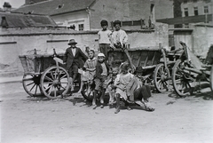 Magyarország, Tabán, Budapest I., a felvétel az Aranykakas utca és az Ív utca találkozásánál lévő térnél készült., 1912, Schmidt Albin, szekér, csoportkép, gyerekek, gyerek, Budapest, Fortepan #86079