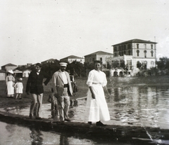 Italy, Rimini, átkelés az Ausa folyón, a kép a mai Piazzale John Fitzgerald Kennedy mellett készült, háttérben jobbra a Ristorante al Lido épülete., 1910, Schmidt Albin, three people, river, Fortepan #86135