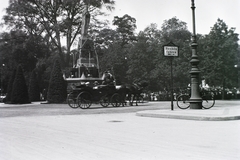 Németország, Berlin, Kemperplatz, Roland-kút, háttérben a Tiergarten., 1914, Schmidt Albin, kút, hintó, útjelző tábla, kerékpár, Fortepan #86153