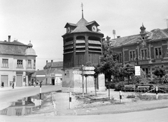 Hungary, Tata, Országgyűlés tér, Harangláb - Óratorony., 1965, Gyöngyi, railing, water surface, bench, wooden cottage, road sign, church clock, cornerhouse, clock tower, Fortepan #8618