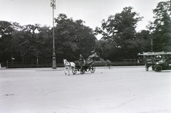 Németország, Berlin, Tiergarten, Grosser Stern, szemben a Hubertusbrunnen., 1914, Schmidt Albin, hintó, szobor, villamos, fogat, automobil, Fortepan #86181