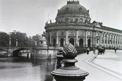 Németország, Berlin, Am Kupfergraben, a Spree folyó partja. Szemben a Múzeum-szigeten a Frigyes Császár Múzeum (később Bode Múzeum), előtte a császár szobra., 1914, Schmidt Albin, híd, korlát, szobor, fogat, múzeum, Ernst von Ihne-terv, Fortepan #86184