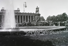 Németország, Berlin, Múzeum-sziget, III. Frigyes Vilmos porosz király szobra mögött az Altes Museum a Lustgarten felől nézve., 1914, Schmidt Albin, szökőkút, szobor, múzeum, lovas szobor, neoklasszicizmus, Karl Friedrich Schinkel-terv, III. Frigyes Vilmos-ábrázolás, Fortepan #86189