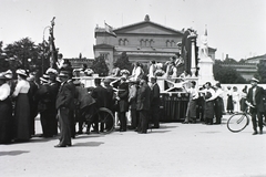 Németország, Berlin, Tiergarten, Königsplatz (később Platz der Republik), a Moltke emlékmű mögött a Krolloper., 1914, Schmidt Albin, kerékpár, zászló, szobor, emlékmű, nők, férfiak, közönség, Friedrich Ludwig Persius-terv, Fortepan #86194