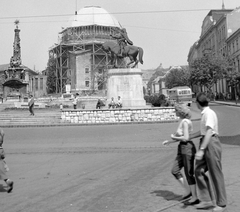 Magyarország, Pécs, Széchenyi tér, a Dzsámi előtt a Szentháromság-szobor és Hunyadi János szobra., 1958, Gyöngyi, autóbusz, állvány, mecset, lovas szobor, szentháromság szobor, Hunyadi János-ábrázolás, Fortepan #8620